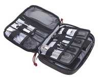 TROIKA organizer na kable business tech pouch translates to "TROIKA organizer für kabel business tech pouch" in german.